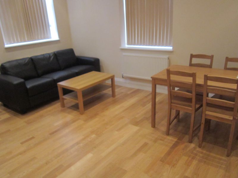 Spacious and bright 1 bedroom flat in perfect location for 310 pw 