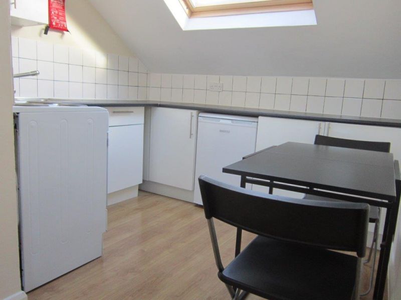 300pw - Bright and great located 2 bed flat with eat-in kitchen mins from Hammersmith station 