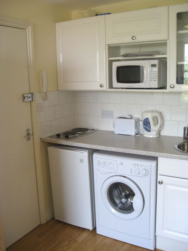 £185 / w - Bright double studio flat close to Hammersmith station available in March 