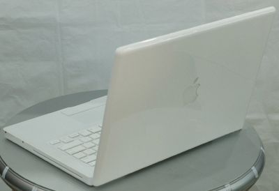 Apple MacBook Pro MC026LL/A 15.4Laptop(2.66 GHz Intel Core 2 Duo RAM:4G HD:320G)