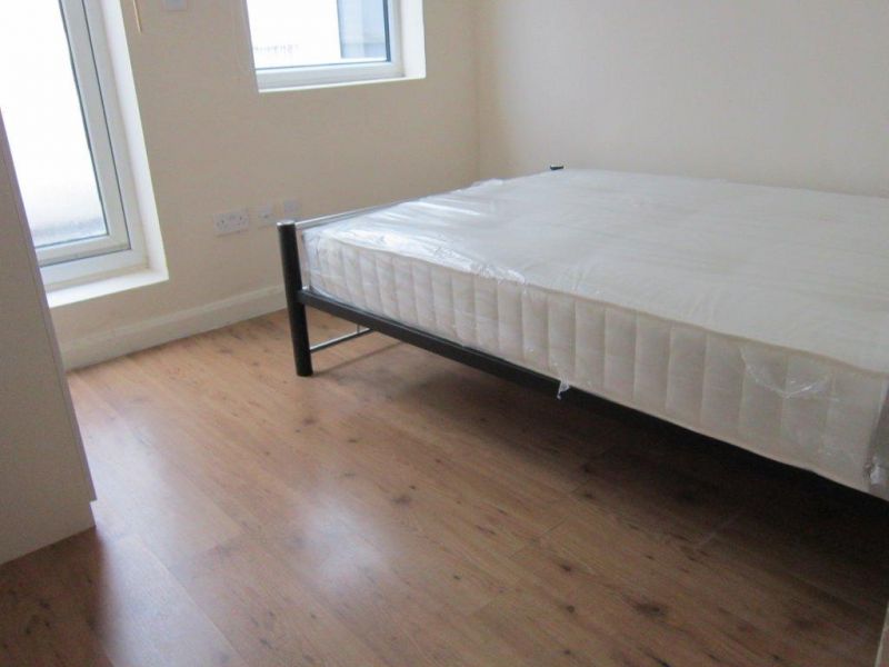 £450 / w - Great located 3 bed flat with outside space close to Westfield Shopping Centre 