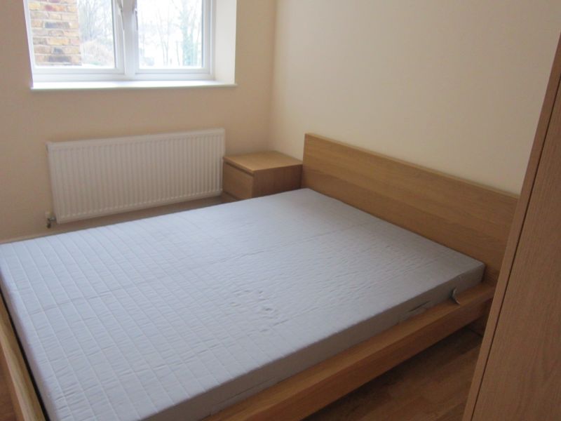 Spacious and bright 1 bedroom flat in perfect location for £310 pw 