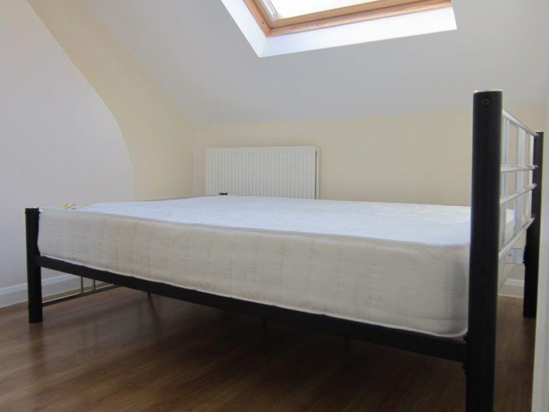 £300pw - Bright and great located 2 bed flat with eat-in kitchen mins from Hammersmith station 